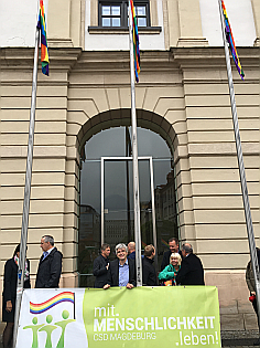 Rathaus Magdeburg mit CSD-Fahnen