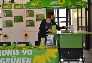 Geschäftsführerin Eva-Maria Schulz-Satzky am Infostand der grünen Fraktion