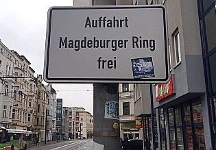 Kleines Hinweisschild an der Diesdorfer Straße zum MR