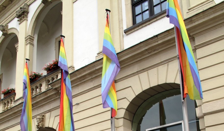 Regenbogenfahnen vor dem Rathaus zum CSD 2019