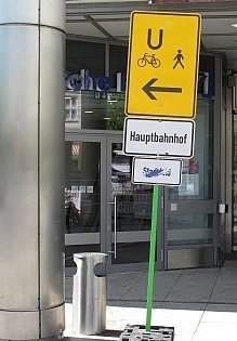 Umleitungshinweis für Fußgänger und Radfahrer