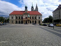 Blick auf den gepflasterten Alten Markt mit dem Magdeburger Rathaus im Hintergrund