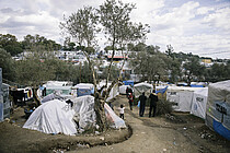 Zelte und provisorische Unterkünfte in einem Lager für Geflüchtete in Griechenland