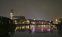 Magdeburg bei Nacht von der Elbe aus