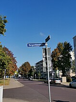 Straßenschild mit der Aufschrift "Margarethenstraße"