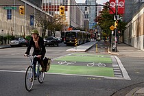 Radfahrerin auf einer grün markierten Protected Bikelane