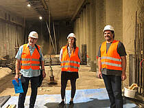 Drei Personen in einem im Bau befindlichen Autotunnel