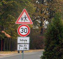 Verkehrsschild vor einer Schule. (Bild: Wikimedia Commons/Dirk Ingo Franke, CC BY-SA 2.0, beschnitten, farbkorrigiert)