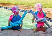 Kinder im Schwimmbad mit einer Schwimmnudel um die Taille