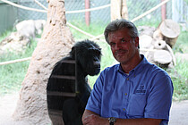 Dr. Kai Perret mit einem Schimpansen im Magdeburger Zoo