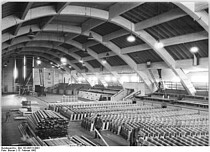 Schwarz-Weiß-Bild des Innenraums der Hermann-Gieseler-Halle