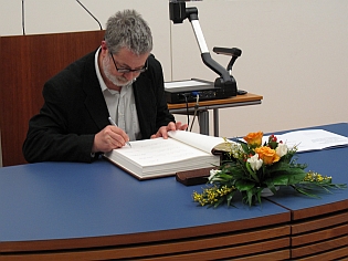 Am 22. Januar 2015 wurde Wolfgang Wähnelt die Ehrenbezeichnung „Ehrenstadtrat“ verliehen. Im Anschluss trug er sich in das Goldene Buch der Landeshauptstadt ein.