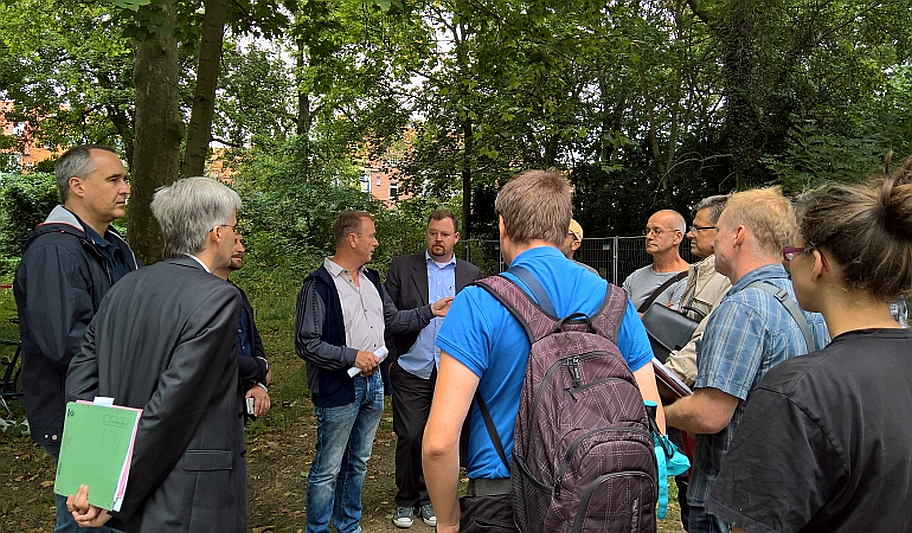 Olaf Meister in einer Gesprächsrunde vor den Bäumen im Turmpark Olaf Meister in einer Gesprächsrunde vor den Bäumen im Turmpark