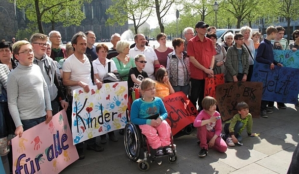 Demo vor dem Landtag: Elternrat der FÖSK übergeben am 23.04.2015 Petitionsschreiben und fordern Neubau einer FÖSK