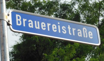 Traditionsname Brauereistraße bleibt – Stadtrat Meister spendet Zusatzschild