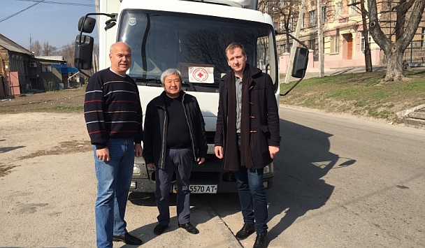 Übergabe der LKW mit Hilfsgütern aus Magdeburg in Saporischschja (v.l.n.r.: Konstantin Silin vom Roten Kreuz, Saporischschjas OB Aleksander Sin, Sören Herbst) Übergabe der LKW mit Hilfsgütern aus Magdeburg in Saporischschja
