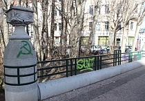 Bild einer Brücke mit gemauertem und durch Stahl gestaltetem Geländer