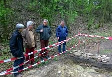 Sohlener Berge, Magdeburg Beim Ortstermin diskutieren Olaf Meister, Dr. Weber, Dr. Voigtländer und Mitarbeiter der GISE die Ergebnisse der Suchschachtung.