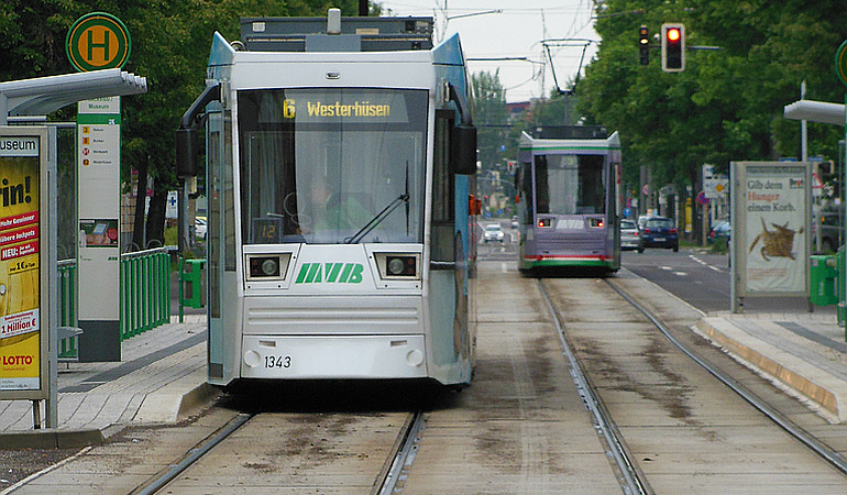 Straßenbahnen an einer Haltestelle
