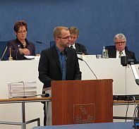 Stephan Bischoff, Landesvorstand Bündnis 90/Die Grünen in Sachsen-Anhalt, bei der Übergabe von tausenden Unterschriften für den Erhalt der Linden auf dem Domplatz in der Stadtratssitzung am 05.09.2013