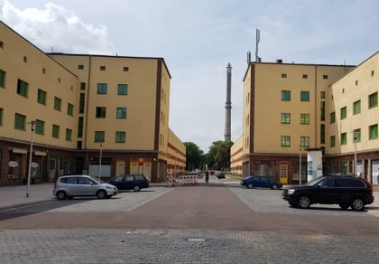 Platz mit parkenden Autos und Wohngebäuden