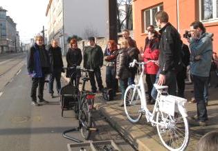 Weißes "Geisterfahrrad" für verünglückte 47-jährige Radfahrerin Weißes "Geisterfahrrad" für verünglückte 47-jährige Radfahrerin
