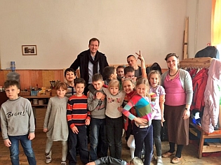 Sören Herbst mit SchülerInnen (2. Klasse) und LehrerInnen der Waldorf-Schule Saporischschja