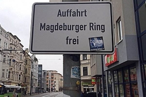 Kleines Hinweisschild an der Diesdorfer Straße zum MR