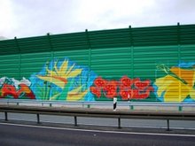 Graffiti auf einer Lärmschutzwand