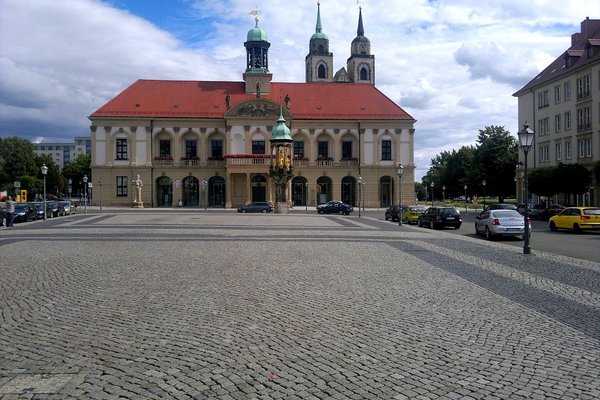 Blick auf den gepflasterten Alten Markt mit dem Magdeburger Rathaus im Hintergrund