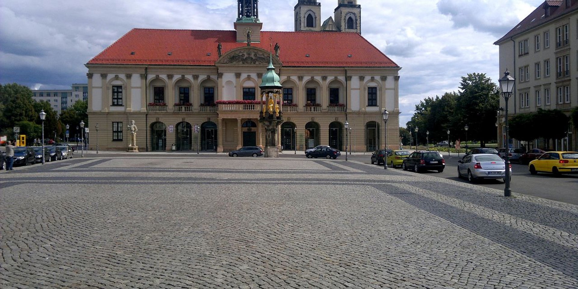 Blick auf den gepflasterten Alten Markt mit dem Magdeburger Rathaus im Hintergrund