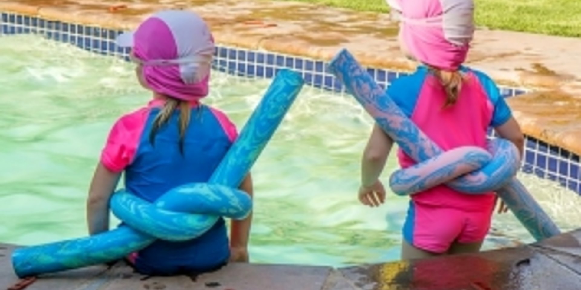 Kinder im Schwimmbad mit einer Schwimmnudel um die Taille