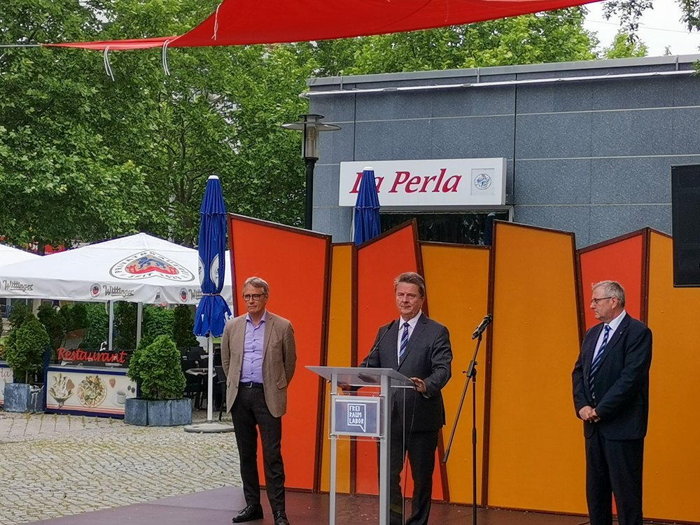 Drei Männer auf einer Bühne