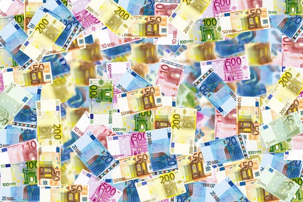 Verschiedene Euro-Banknoten füllen das Bild