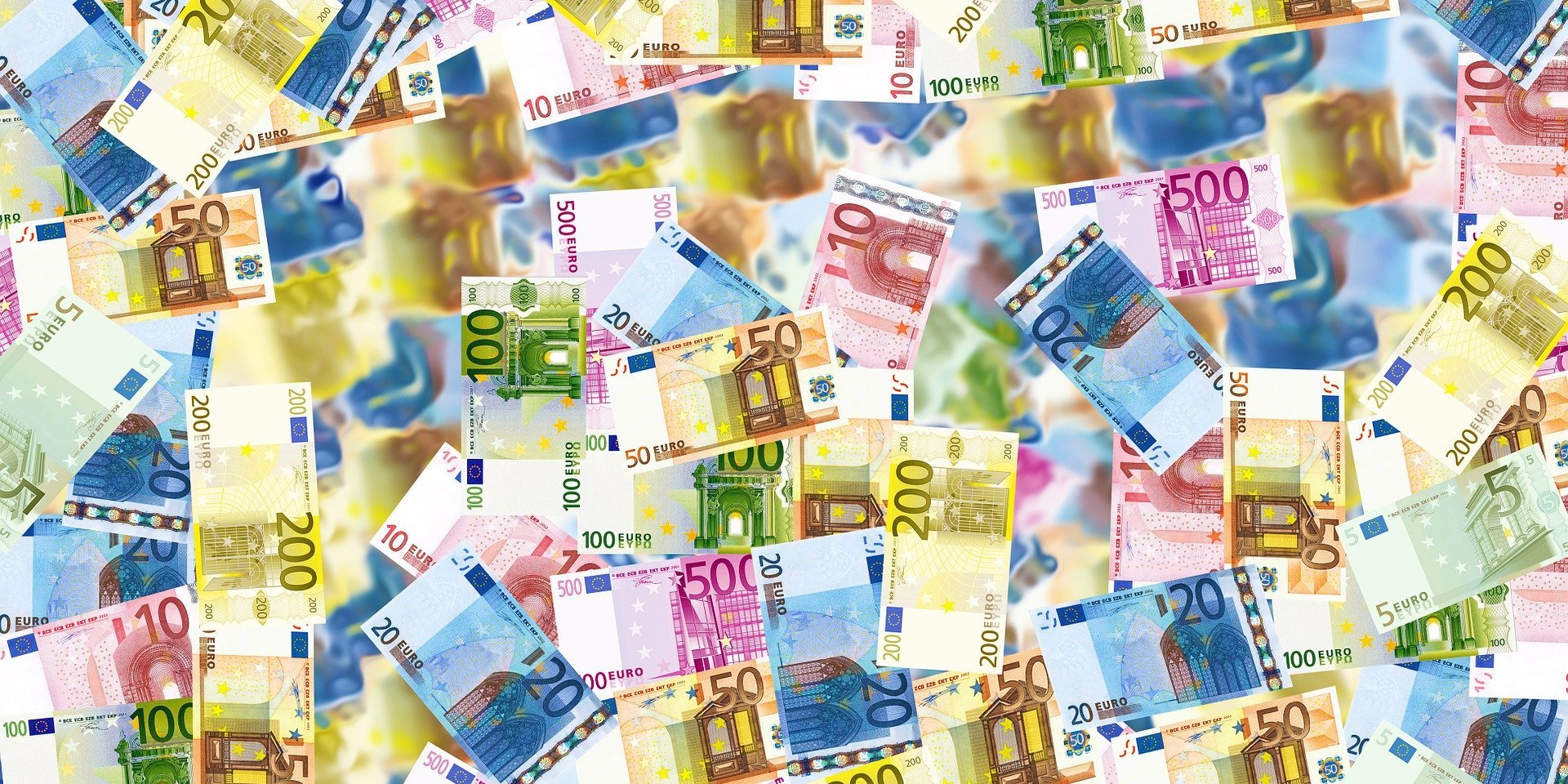 Verschiedene Euro-Banknoten füllen das Bild