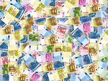 Verschiedene Euro-Banknoten füllen das Bild