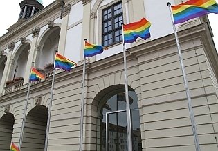Regenbogenfahnen vor dem Magdeburger Rathaus - CSD 12.08.2016