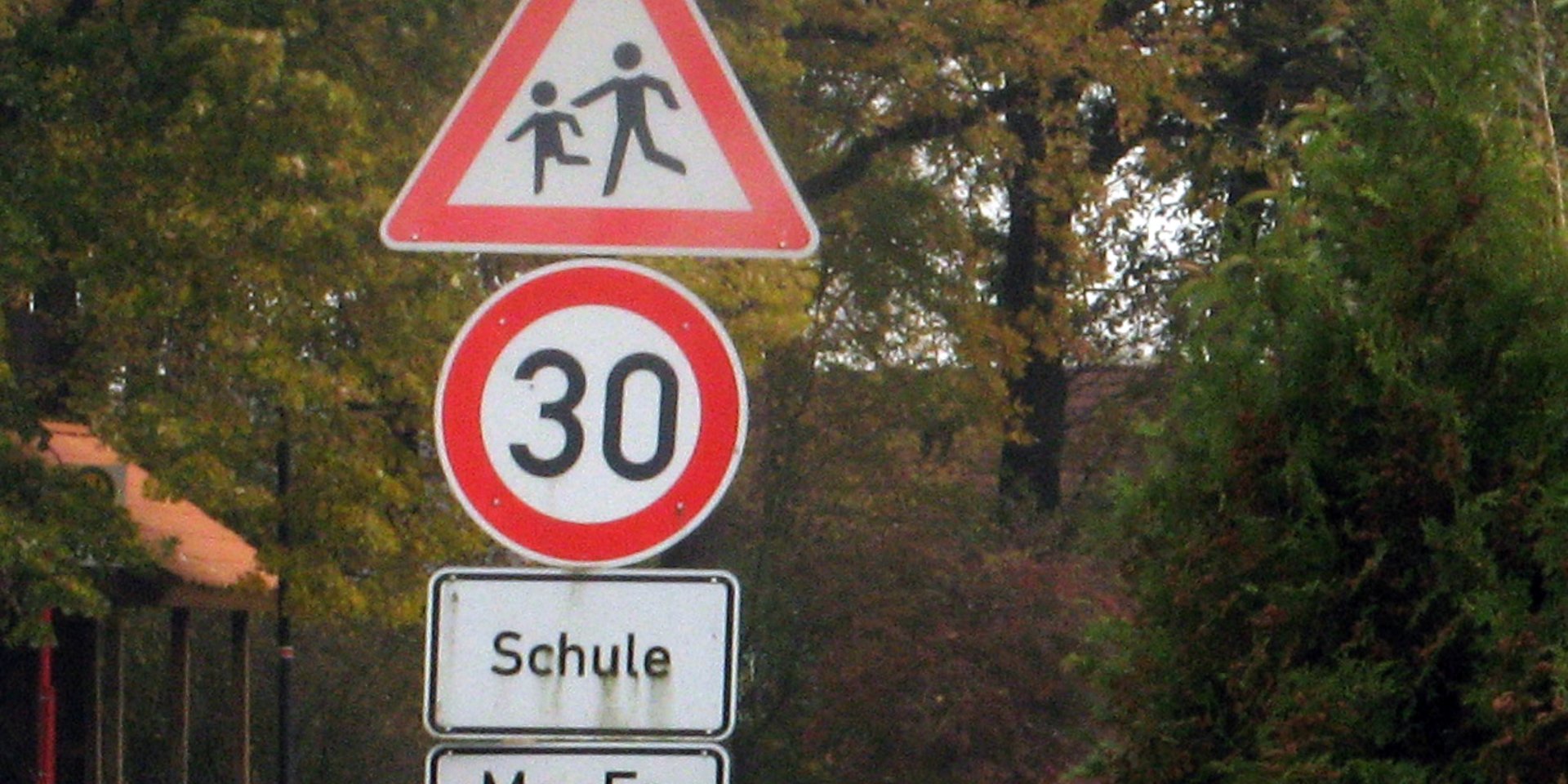 Verkehrsschild vor einer Schule. (Bild: Wikimedia Commons/Dirk Ingo Franke, CC BY-SA 2.0, beschnitten, farbkorrigiert)