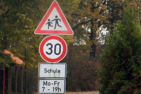 Verkehrsschild vor einer Schule. (Bild: Wikimedia Commons/Dirk Ingo Franke, CC BY-SA 2.0, beschnitten, farbkorrigiert)