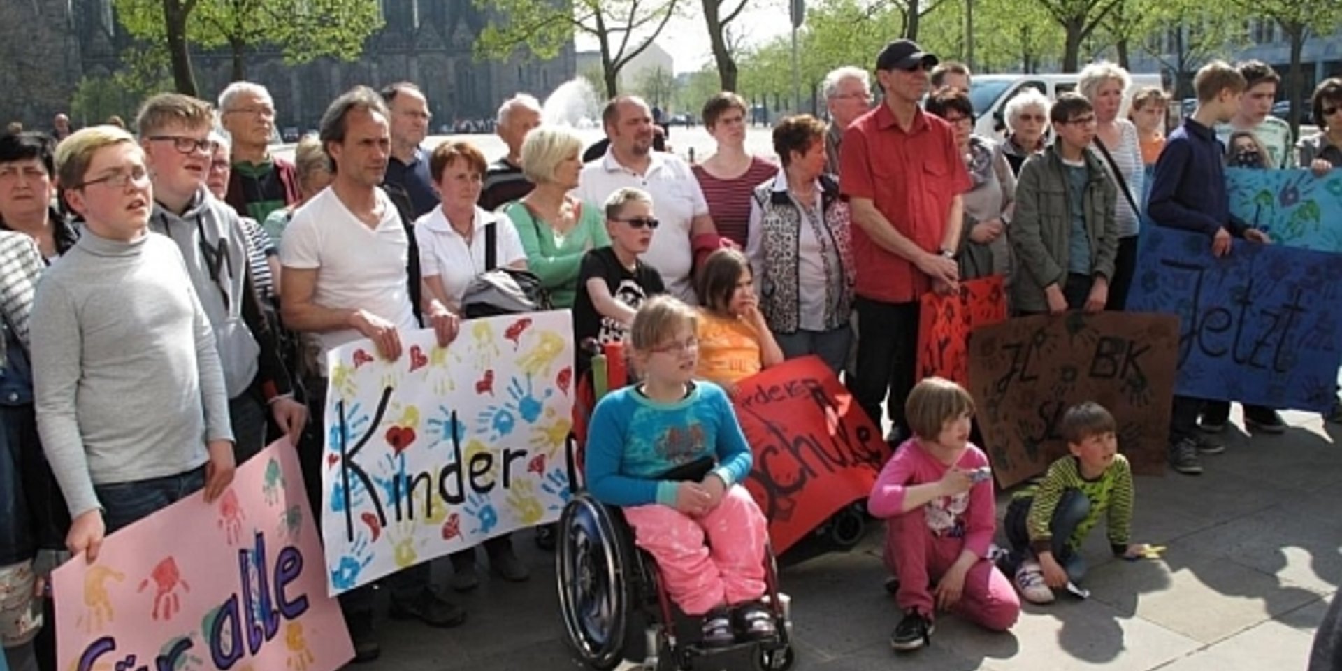 Demo vor dem Landtag: Elternrat der FÖSK übergeben am 23.04.2015 Petitionsschreiben und fordern Neubau einer FÖSK