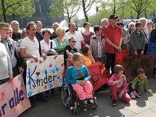 Demo vor dem Landtag: Elternrat der FÖSK übergeben am 23.04.2015 Petitionsschreiben und fordern Neubau einer FÖSK