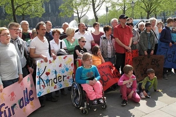 Demo vor dem Landtag: Elternrat der FÖSK übergeben am 23.04.2015 Petitionsschreiben und fordern Neubau einer FÖSK