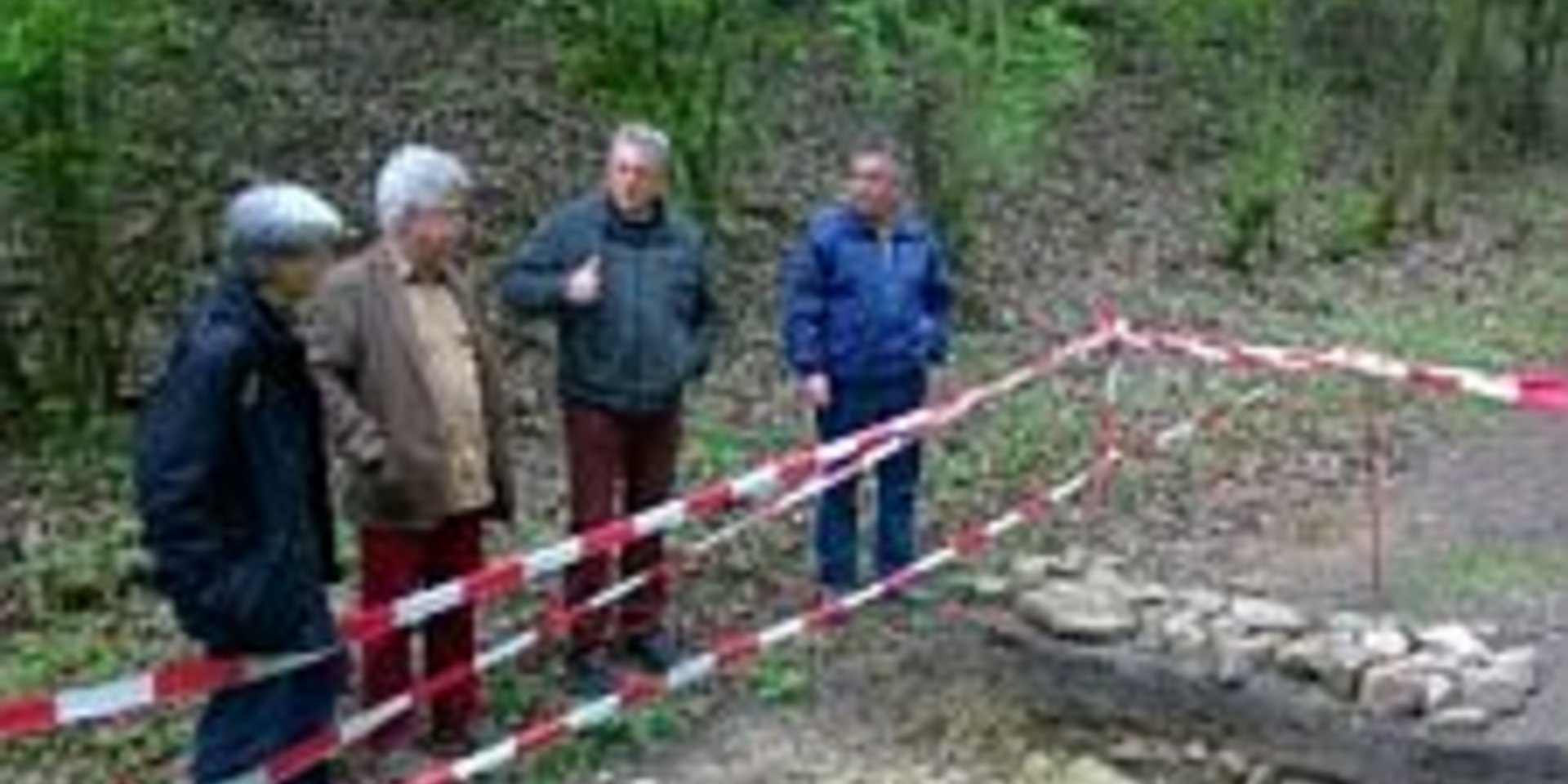 Beim Ortstermin diskutieren Olaf Meister, Dr. Weber, Dr. Voigtländer und Mitarbeiter der GISE die Ergebnisse der Suchschachtung.