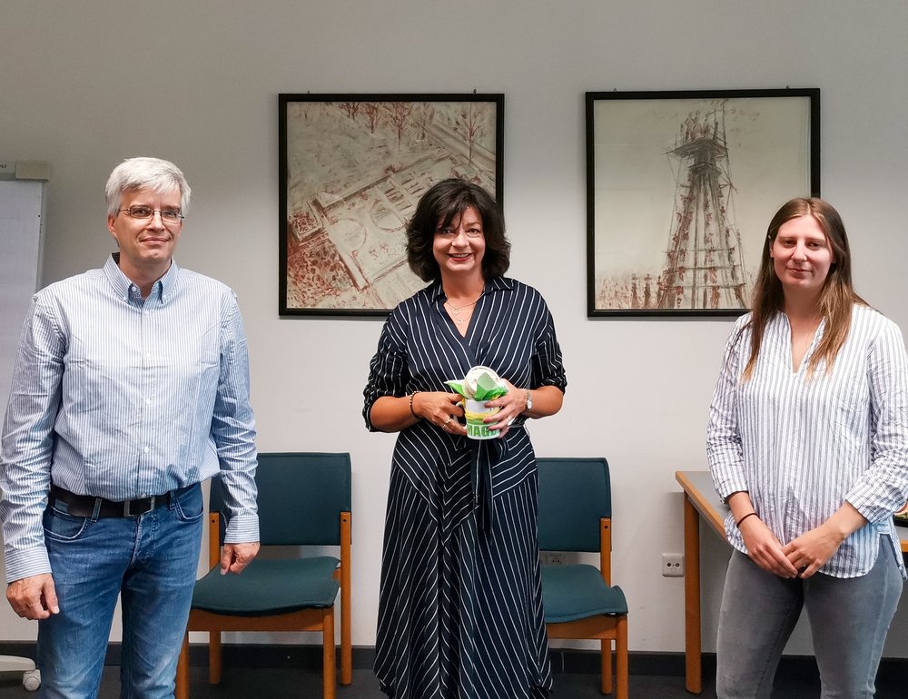 Drei Menschen im Corona-Abstand