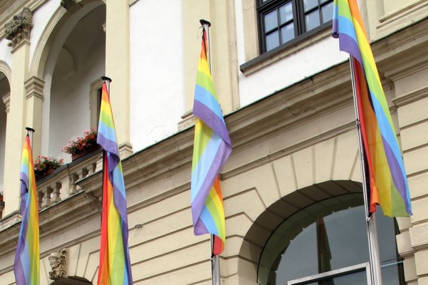 Regenbogenfahnen vor dem Rathaus zum CSD 2019