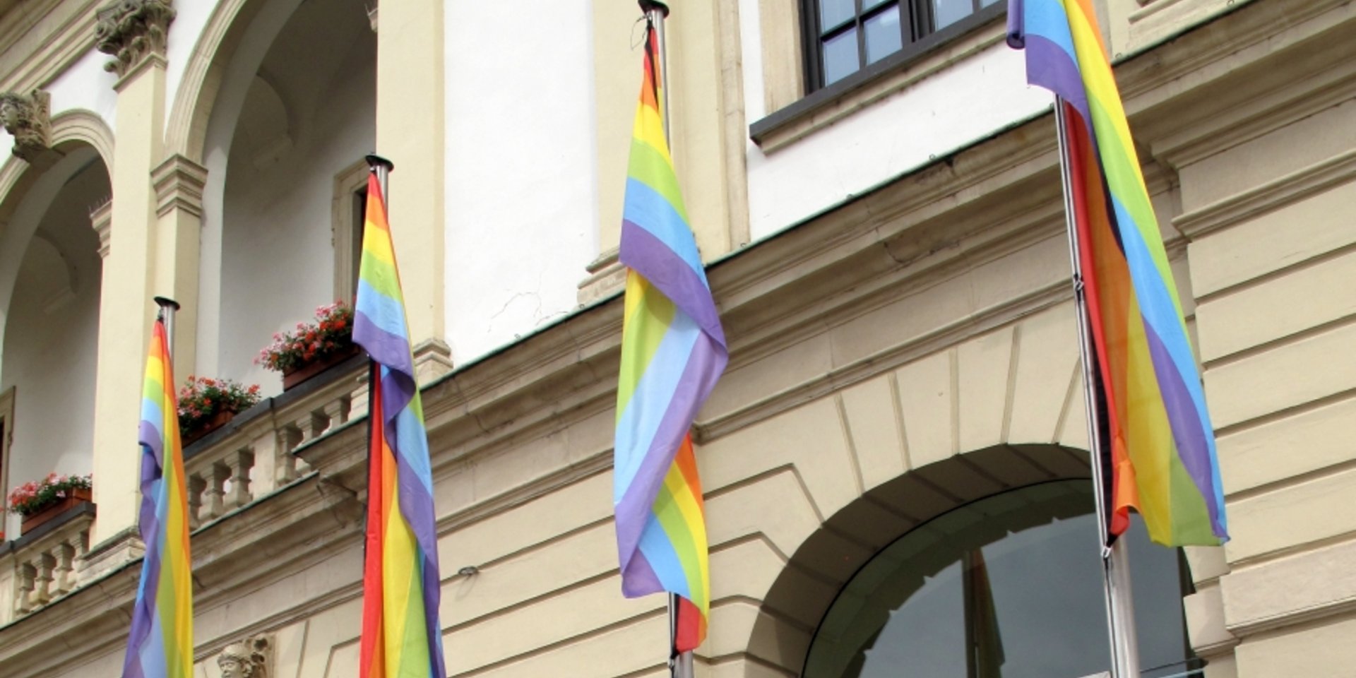 Regenbogenfahnen vor dem Rathaus zum CSD 2019