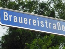 Traditionsname Brauereistraße bleibt – Stadtrat Meister spendet Zusatzschild