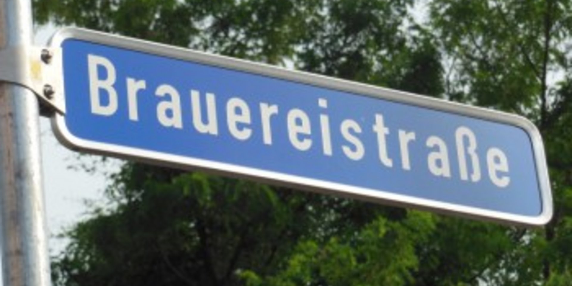 Traditionsname Brauereistraße bleibt – Stadtrat Meister spendet Zusatzschild