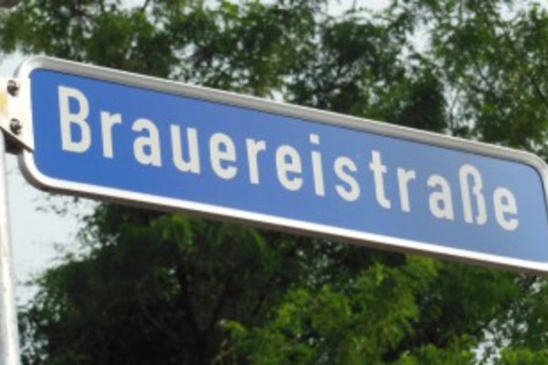 Traditionsname Brauereistraße bleibt – Stadtrat Meister spendet Zusatzschild