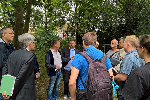 Olaf Meister in einer Gesprächsrunde vor den Bäumen im Turmpark